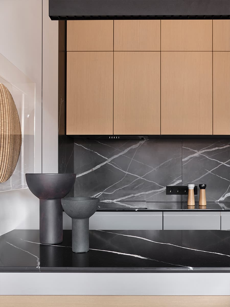 Контрастный интерьер квартиры с искусством и графичными деталями — проект Яны Лысенко