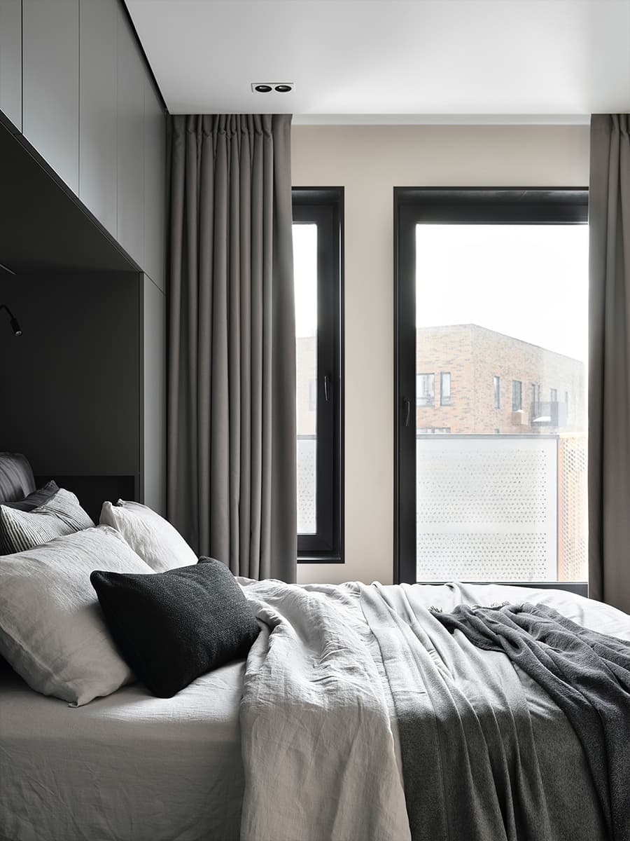 Контрастный интерьер квартиры с искусством и графичными деталями — проект Яны Лысенко