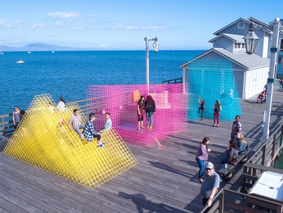 Дизайнеры украсили береговую линию Санта-Барбары красочными павильонами