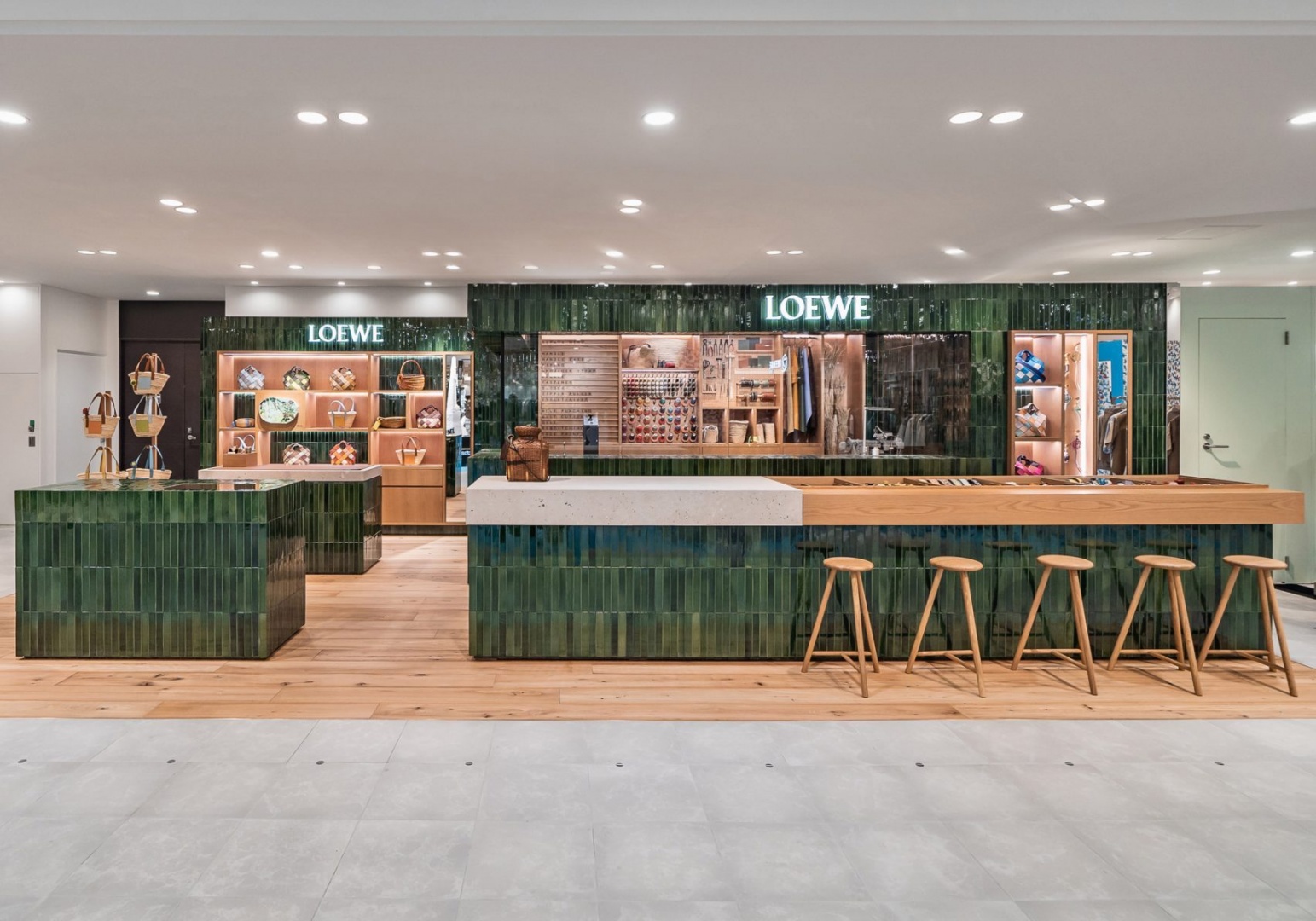 В новом бутике Loewe в Осаке можно отремонтировать кожаные изделия бренда
