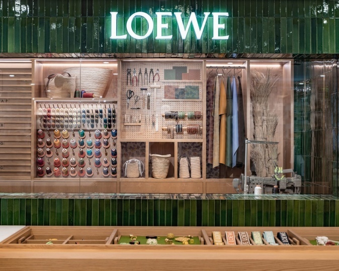 В новом бутике Loewe в Осаке можно отремонтировать кожаные изделия бренда