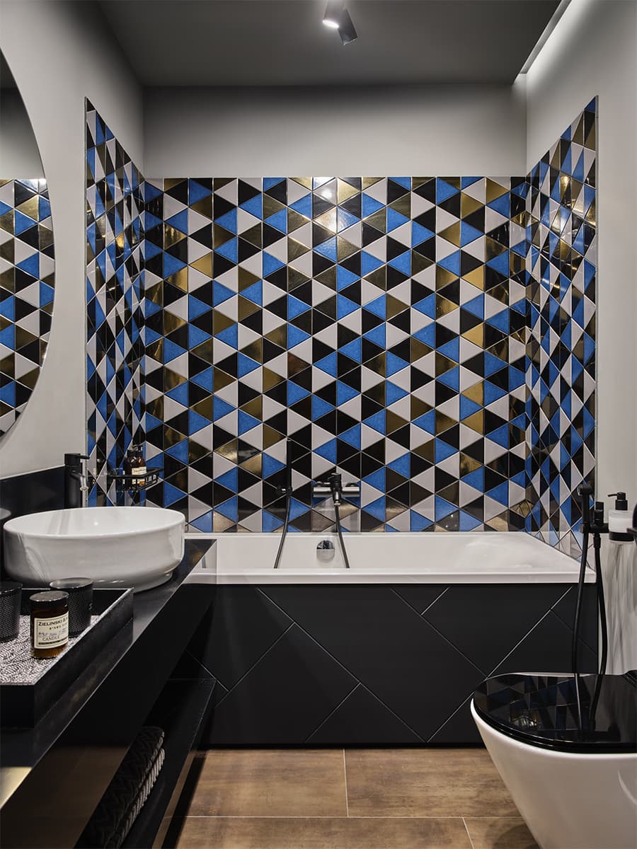 Глубокие арктические цвета в смелом интерьере квартиры — проект Ирины Богатиковой