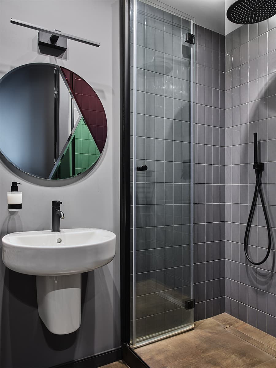 Глубокие арктические цвета в смелом интерьере квартиры — проект Ирины Богатиковой