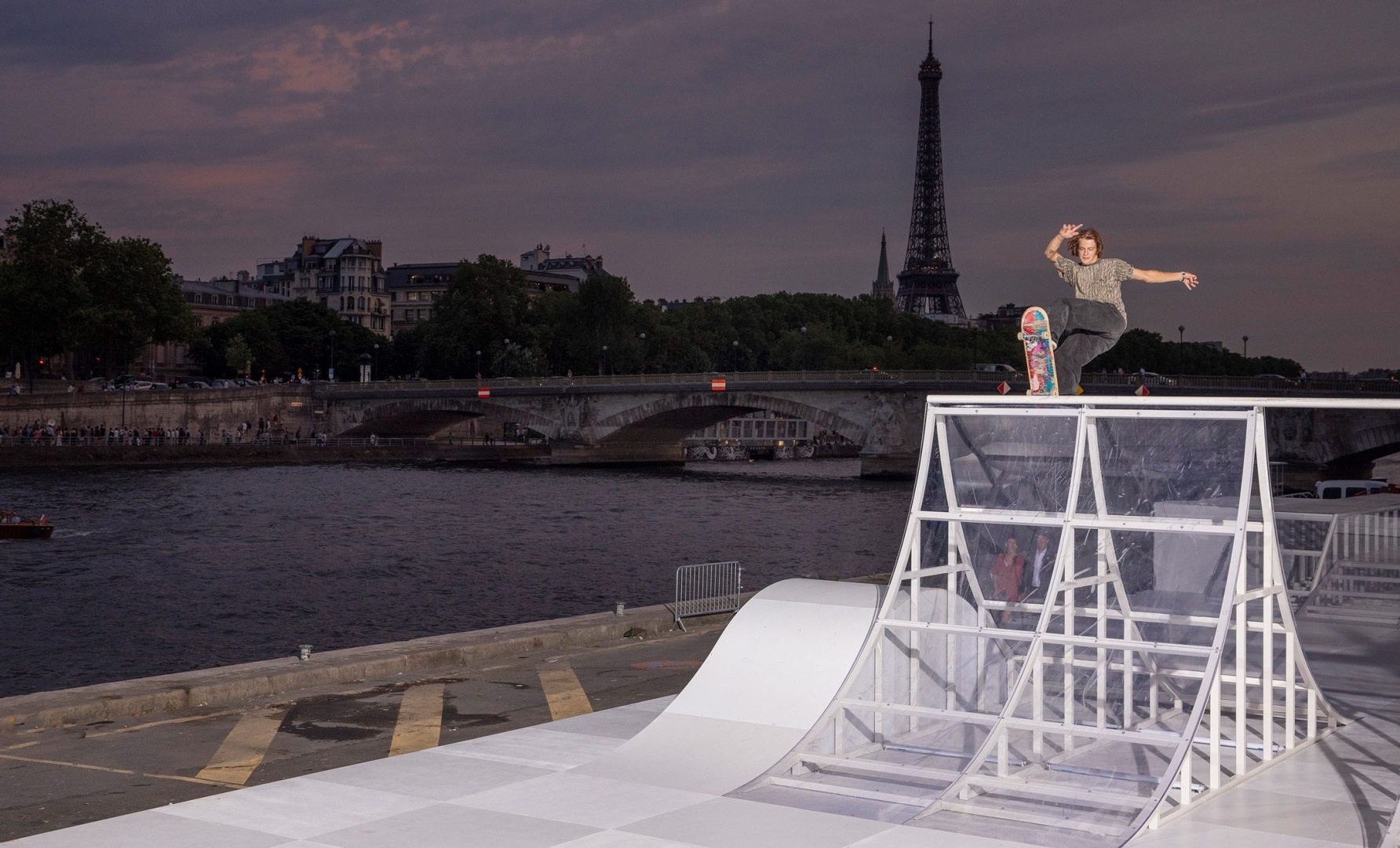 Студия PlayLab Inc построила в Париже временный скейт-парк для Vans