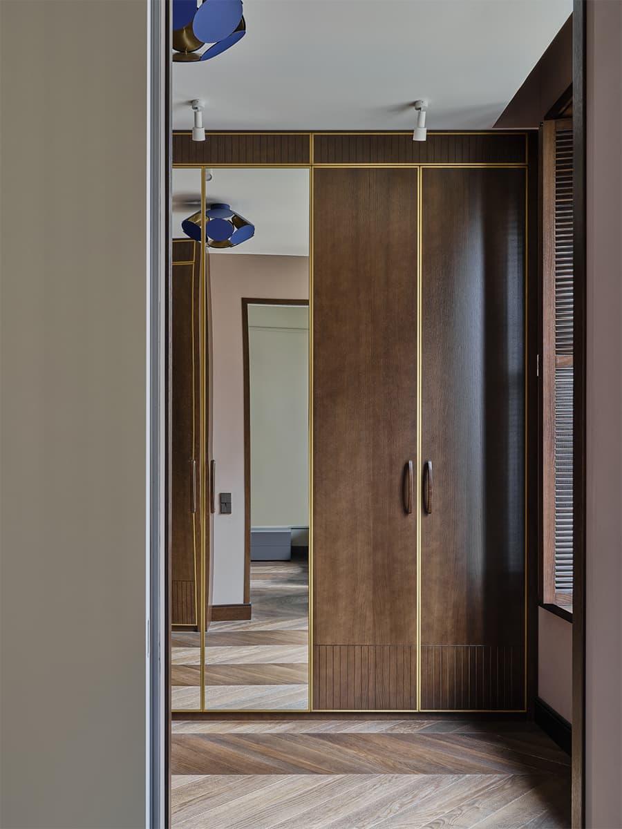 Расслабленный микс классики и современности в интерьере квартиры с камерной спальней — проект Александры Алексеевой