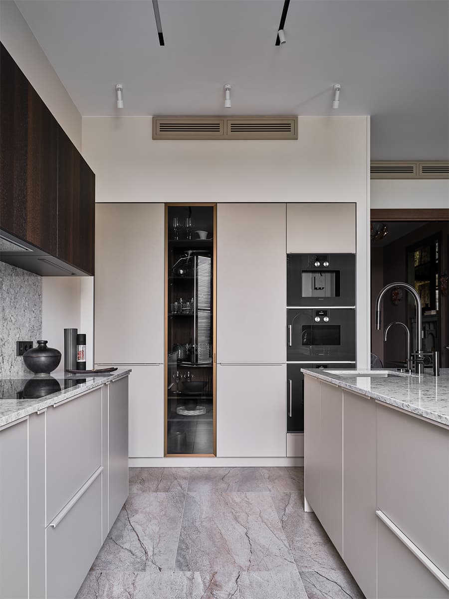 Расслабленный микс классики и современности в интерьере квартиры с камерной спальней — проект Александры Алексеевой