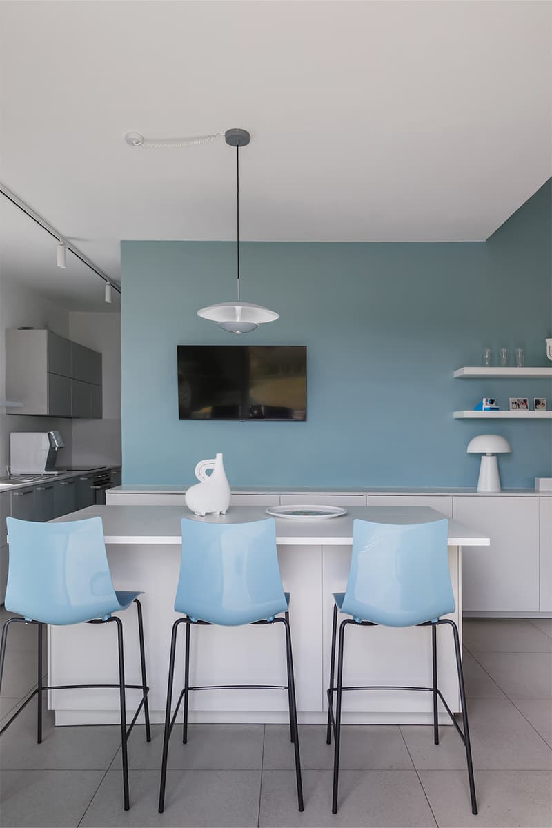 Красочный интерьер офиса Skyeng с кабинами для онлайн-переговоров — проект Анны Мишиной