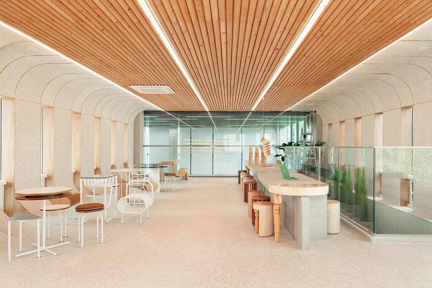 Кирпич, дерево и природный камень в интерьере кафе с итальянским настроением — проект студии Sukchulmok