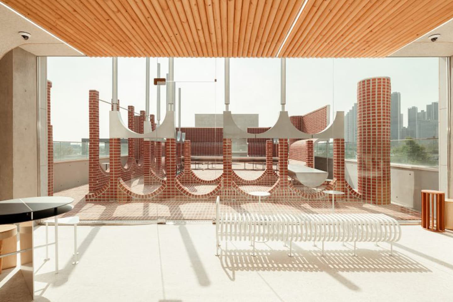 Кирпич, дерево и природный камень в интерьере кафе с итальянским настроением — проект студии Sukchulmok