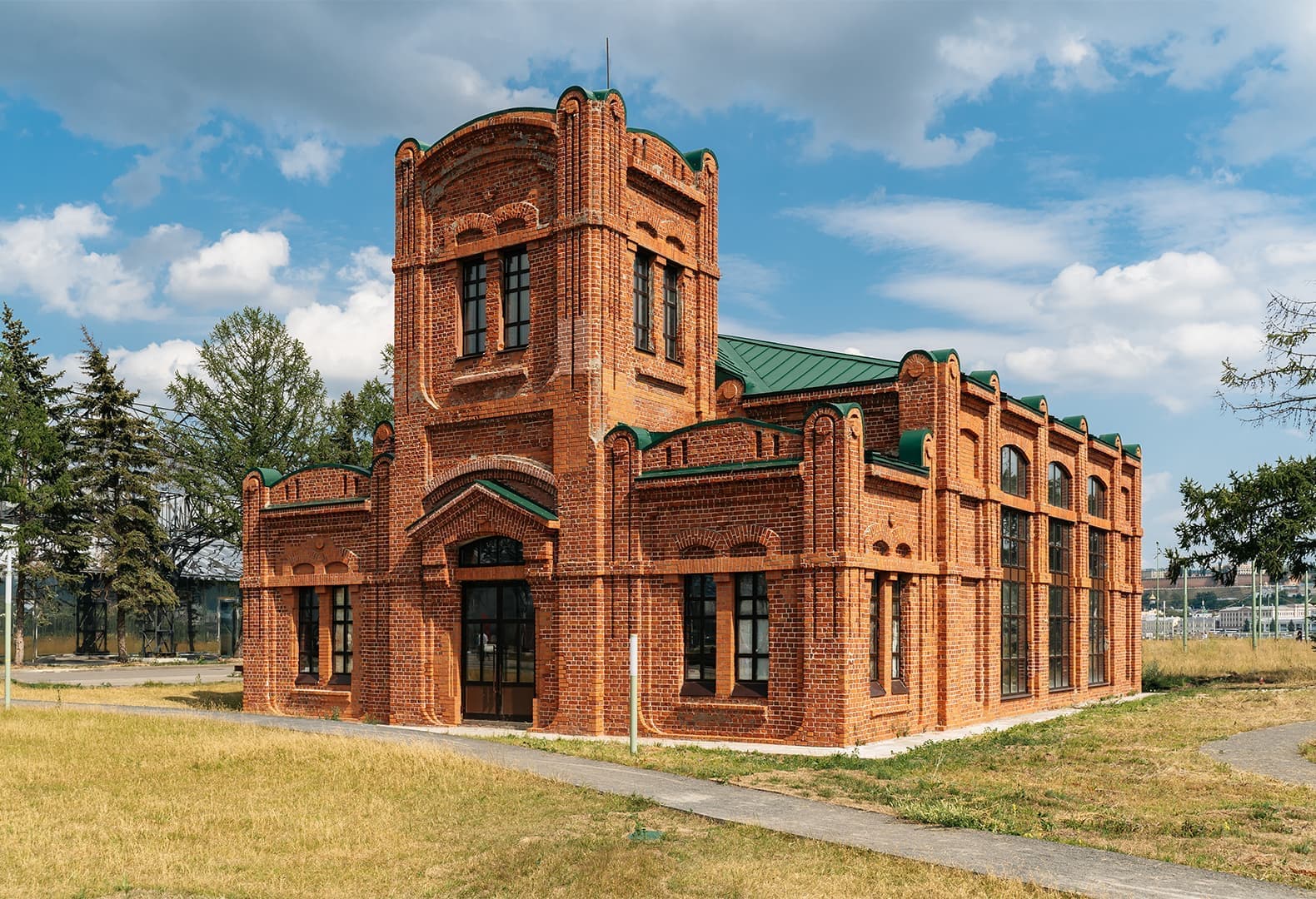 Ярмарочная фильтровальная станция перед началом реставрации (2019) и после ее завершения (2023)