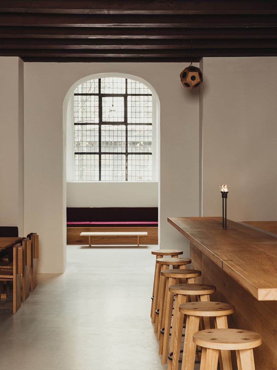 Мореный дуб, графичные светильники и бордовые детали в обновленном интерьере бывшей церкви — проект MEE Studio