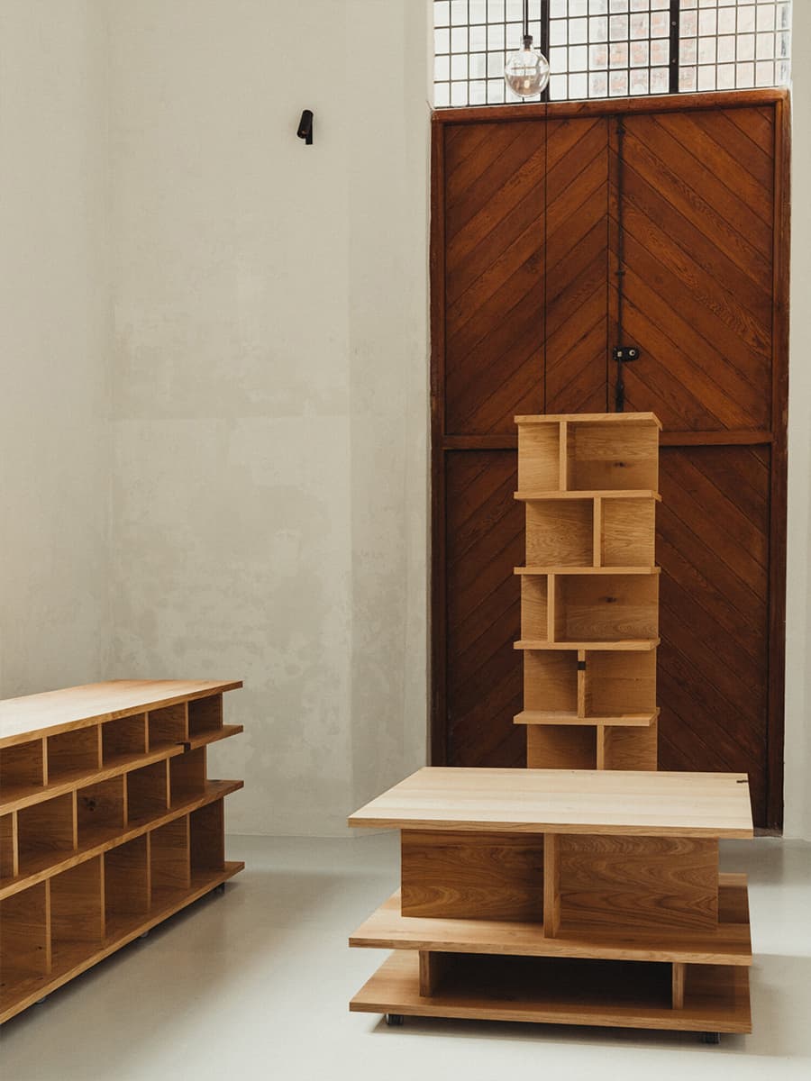 Мореный дуб, графичные светильники и бордовые детали в обновленном интерьере бывшей церкви — проект MEE Studio