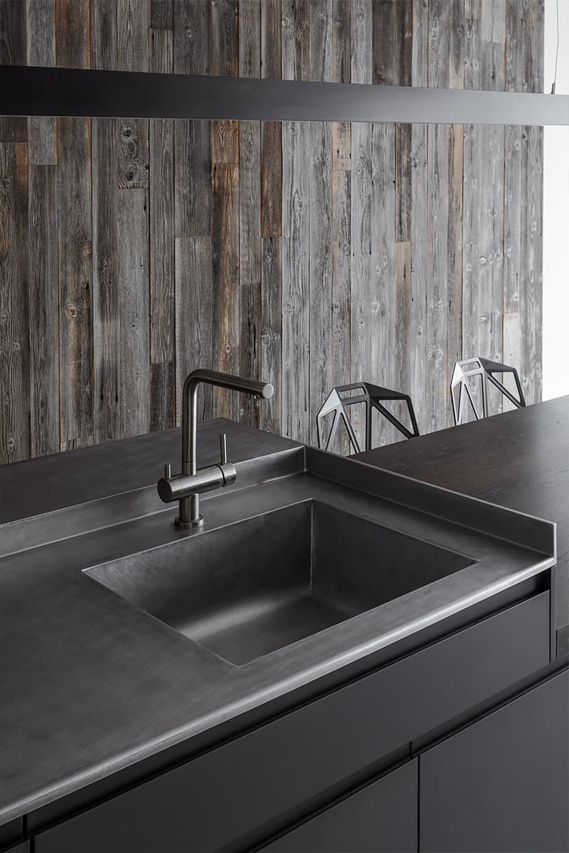 Дерево, сталь, текстиль и пластик в минималистском интерьере — проект Алексея Аладашвили