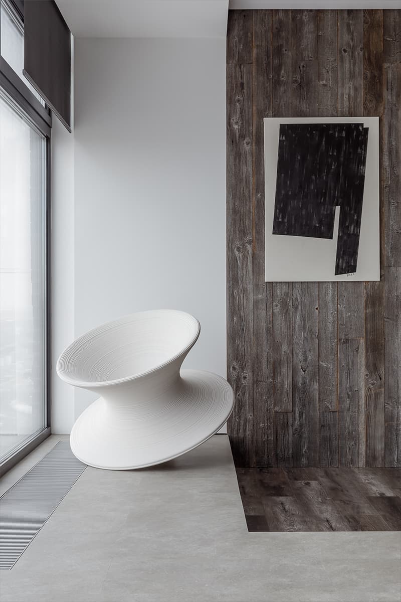 Дерево, сталь, текстиль и пластик в минималистском интерьере — проект Алексея Аладашвили