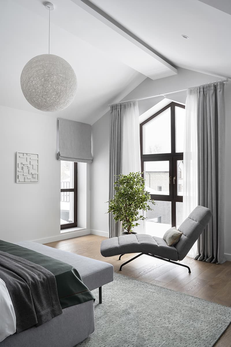 Интерьер загородного дома со скатной крышей и современным искусством — проект Аны Сергиенко