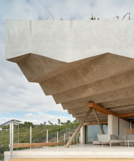 Langarita-Navarro Arquitectos спроектировали здание с зигзагообразной крышей