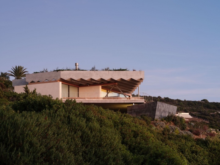Langarita-Navarro Arquitectos спроектировали здание с зигзагообразной крышей