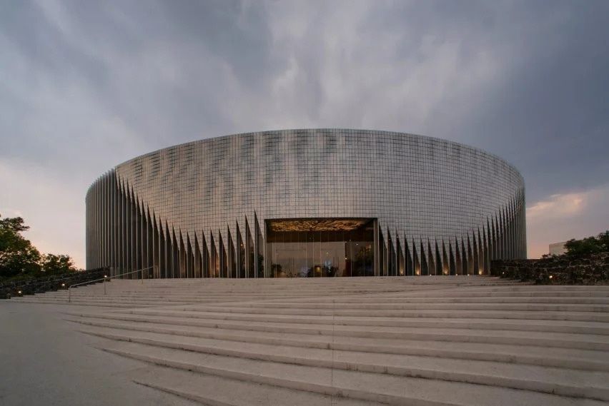 В Мехико появился музей с динамичным фасадом из тысячи алюминиевых панелей