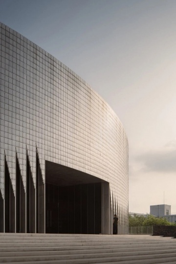 В Мехико появился музей с динамичным фасадом из тысячи алюминиевых панелей