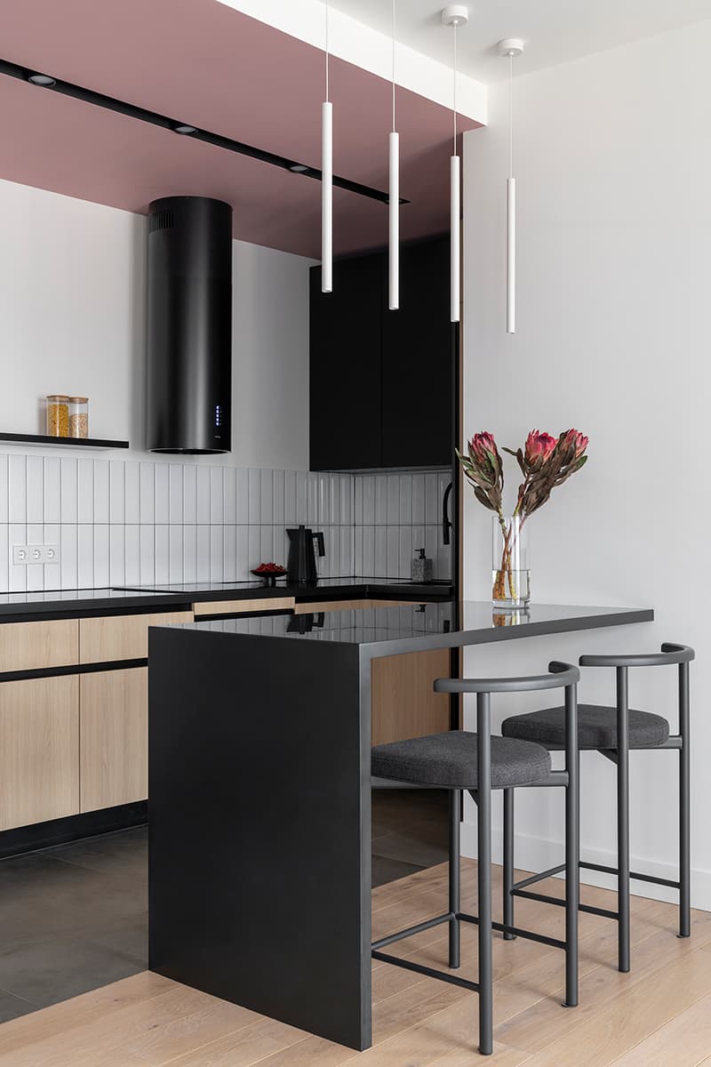 Наполненный красками интерьер квартиры с удобной кухней-нишей — проект Poisk Bureau