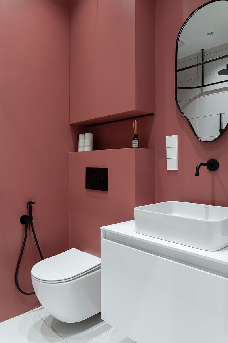 Наполненный красками интерьер квартиры с удобной кухней-нишей — проект Poisk Bureau