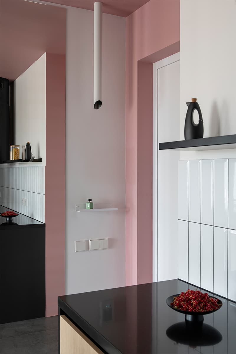 Наполненный красками интерьер квартиры с удобной кухней-нишей — проект Poisk Bureau