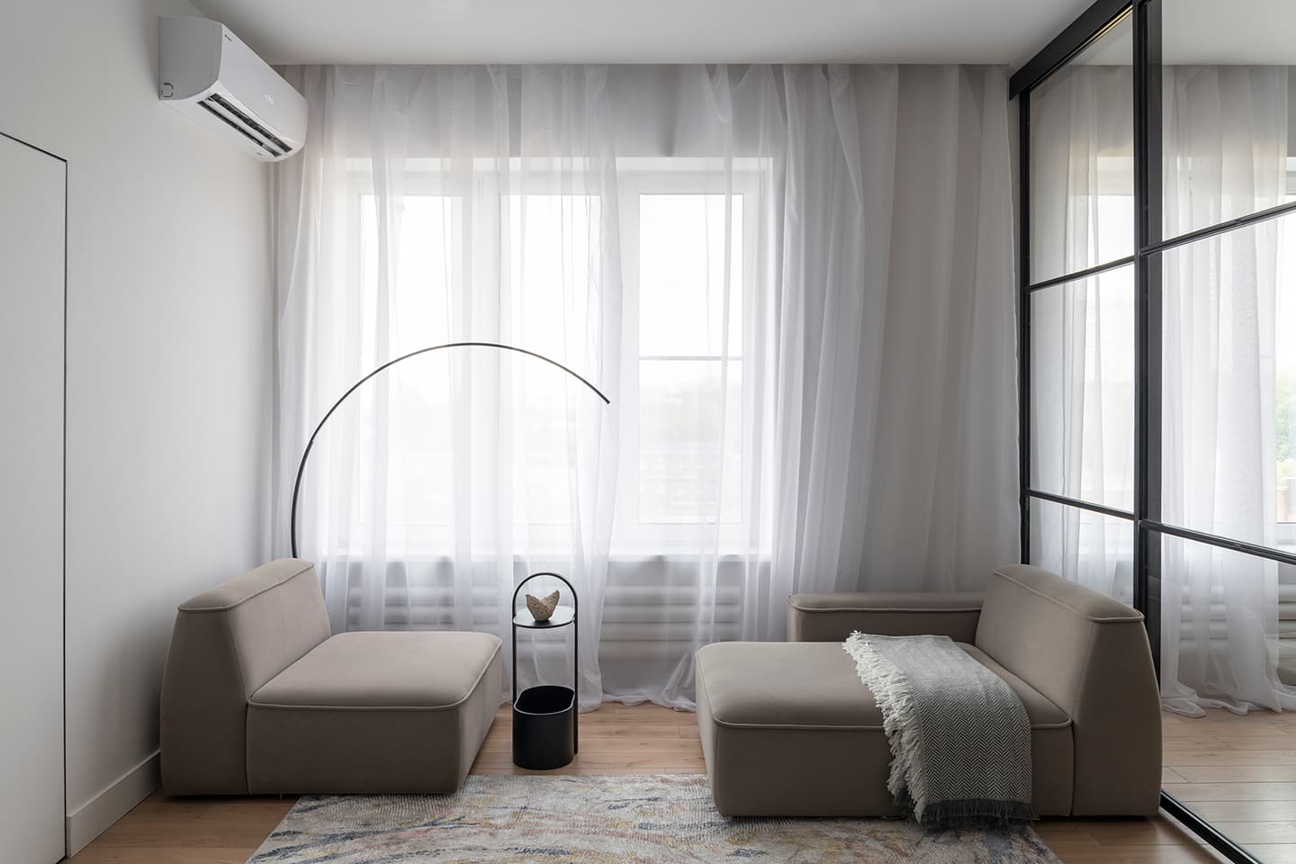 Наполненный красками интерьер квартиры с удобной кухней-нишей — проект Poisk Bureau