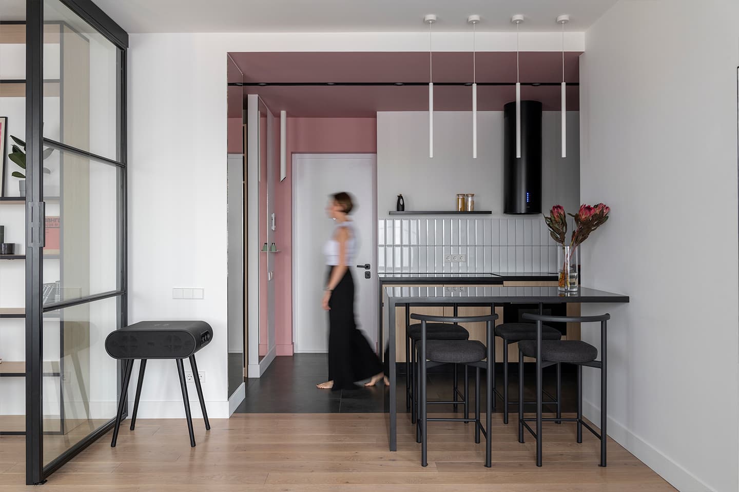 Наполненный красками интерьер квартиры с удобной кухней-нишей — проект Poisk Bureau