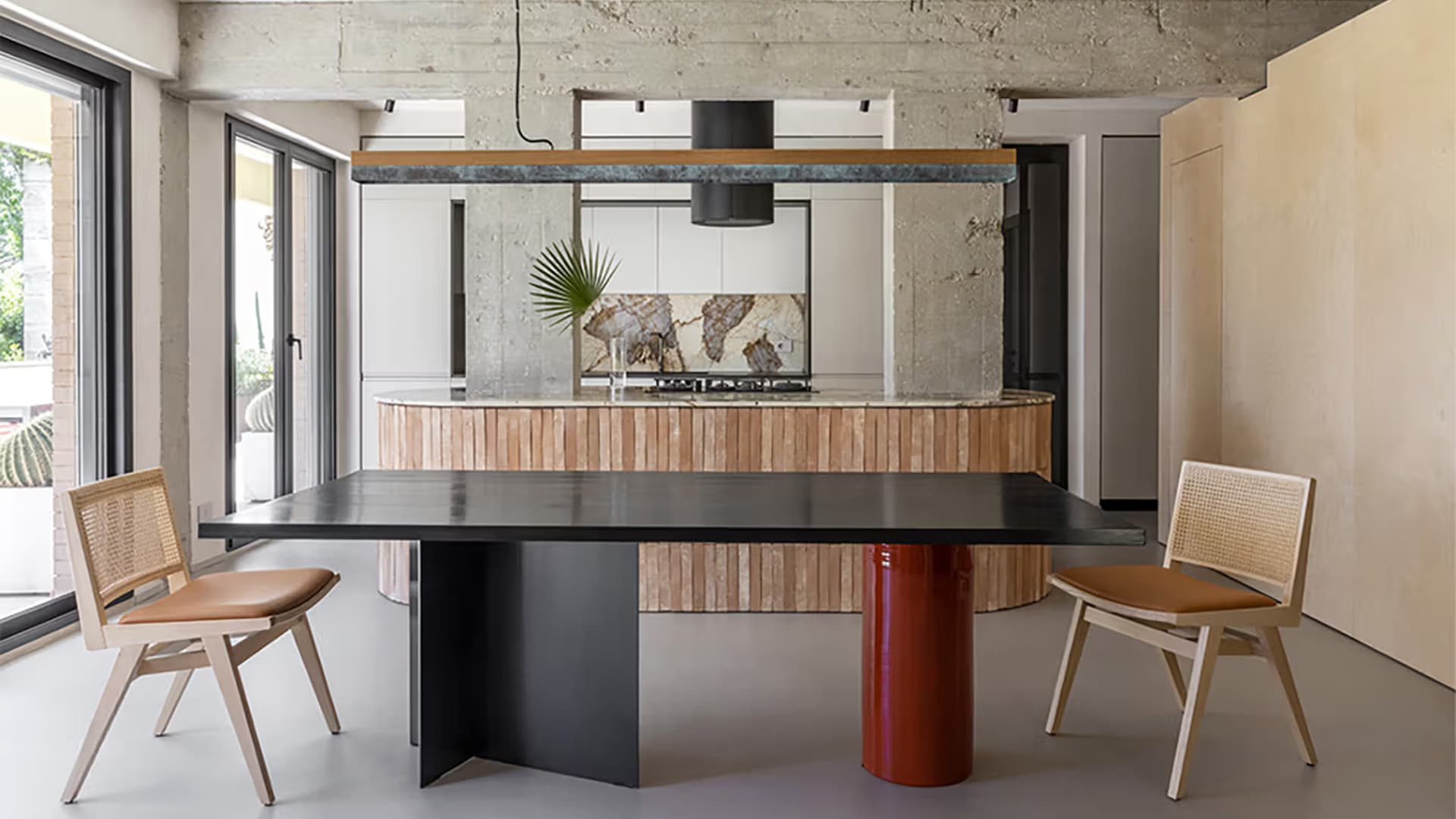 Необработанный бетон, яркая древесина и стальные детали в интерьере итальянской квартиры – проект STUDIOTAMAT