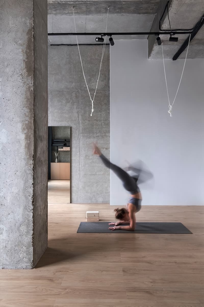 Интерьер студии йоги с элементами брутализма — проект Кати Охватовой