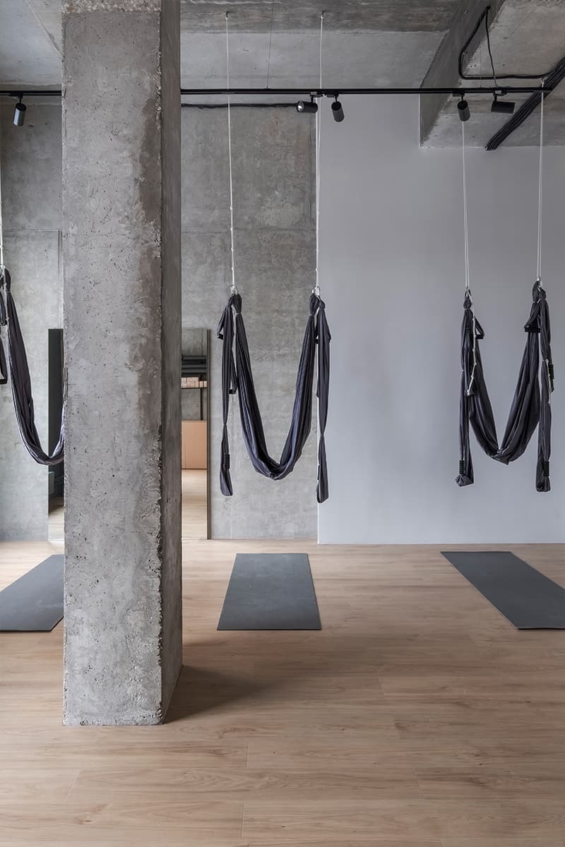 Интерьер студии йоги с элементами брутализма — проект Кати Охватовой