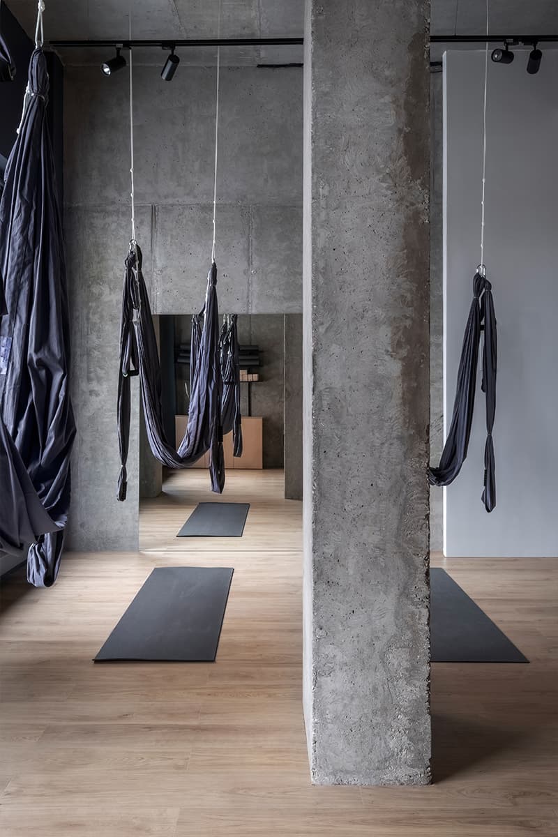 Интерьер студии йоги с элементами брутализма — проект Кати Охватовой