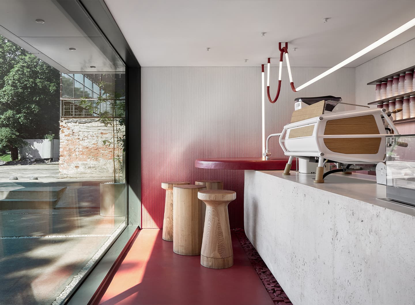 Акцентный градиент в интерьере маленькой кондитерской в японском стиле — проект DA bureau