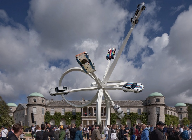 Джерри Джуда создал «парящую» скульптуру с автомобилями Porsche