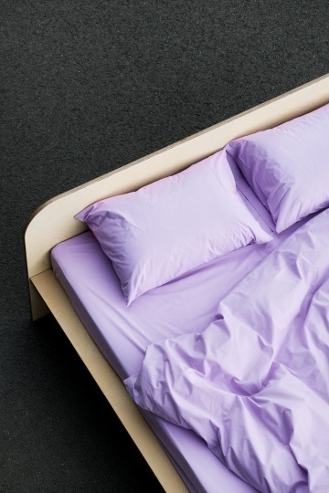 Бренды MORФEUS и Aesthetic Objects выпустили кровать из фанеры