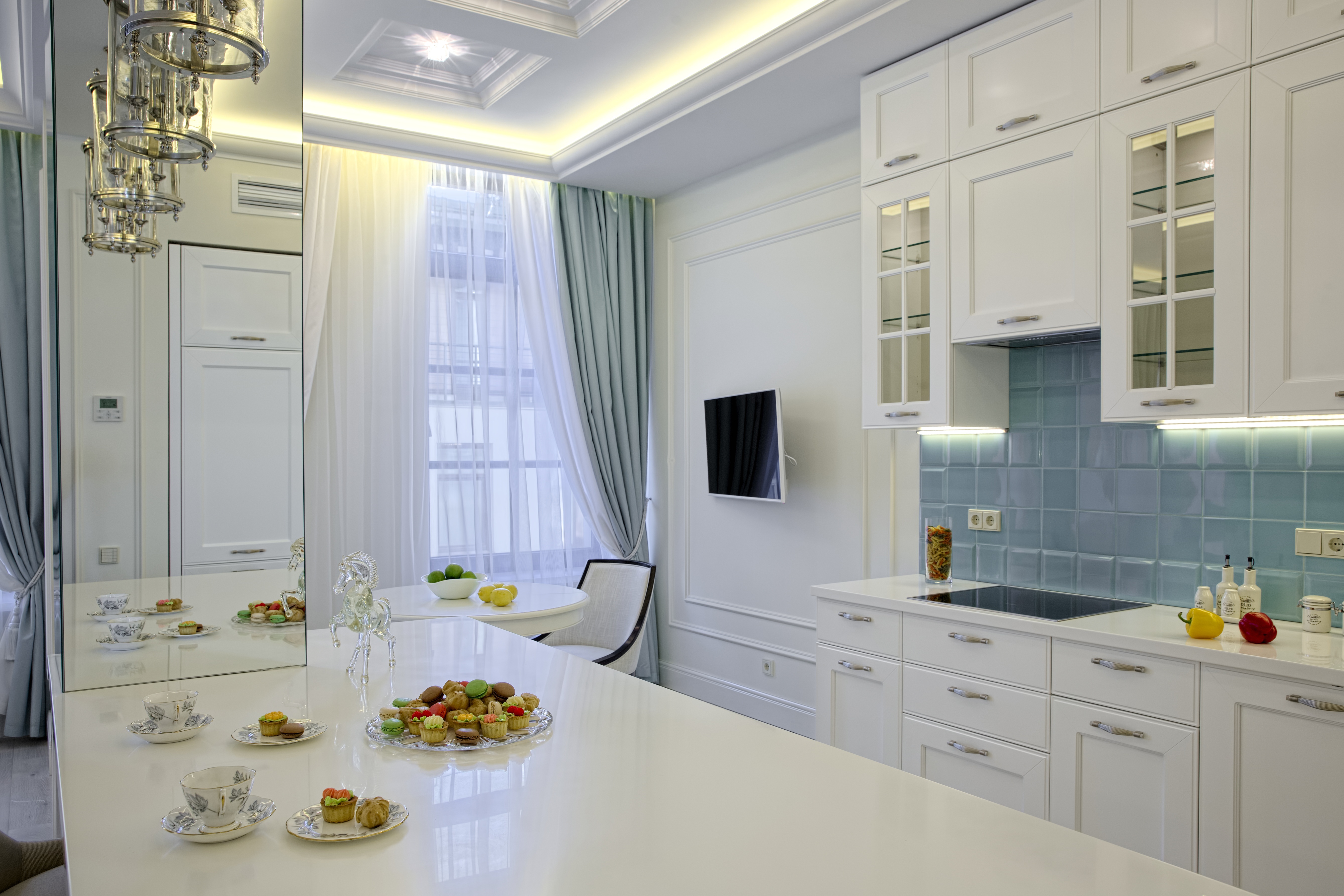 Светлый ремонт кухни. Белая кухня Неоклассика 2022. Кухня белая Нео классика 10м. Кухня 9 кв.м Неоклассика.