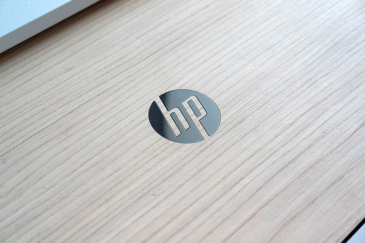 HP DesignJet Studio: Выдающийся дизайн: плоттер прекрасно вписывается практически в любой интерьер, имеет отделку под дерево и в стиле хай-тек